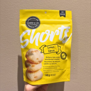 明るい黄色のパッケージが目を引くCookie It Up Shortsレモンクッキー