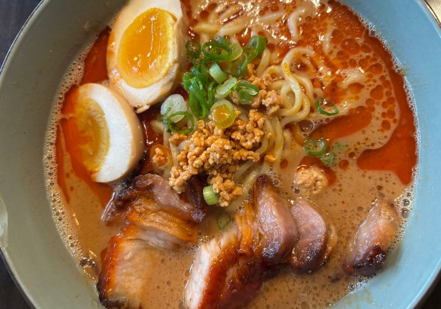 ヘリテージ・アジアン・イータリーの担々麺。ピーナッツの香ばしさとピリ辛スープが特徴の人気メニュー。