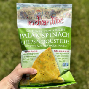 屋外の自然光で撮影されたIndianLifeパラクスピナッチチップスのパッケージ