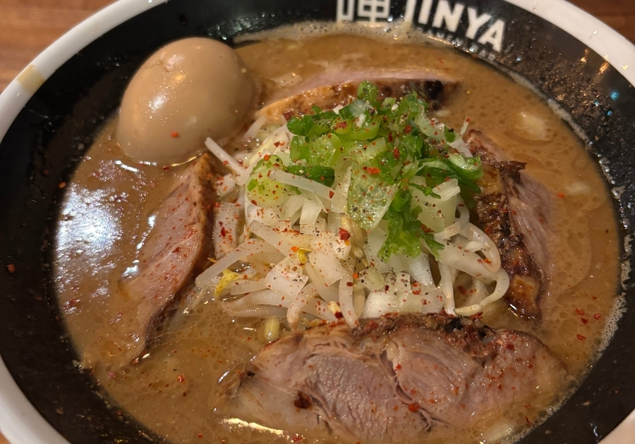 陣屋ラーメンバーのCha-Cha-Cha。濃厚なスープにチャーシュー、味玉、ネギがのったガツンとした一杯。