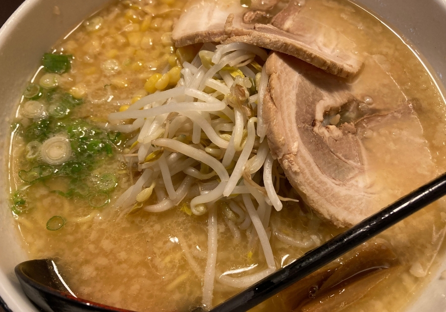 金太郎ラーメンの味噌ラーメン。もやしとコーンがたっぷりのった、バンクーバーで定番の味噌系ラーメン。