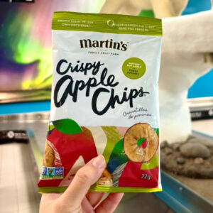 空港で撮影されたカラフルなデザインのMartin’sクリスピーアップルチップス