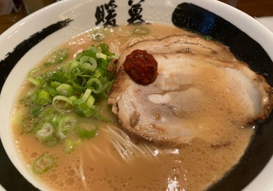 ラーメン暖暮の博多とんこつラーメン。濃厚スープに半熟卵とチャーシュー、青ネギが彩るバンクーバーの人気店。
