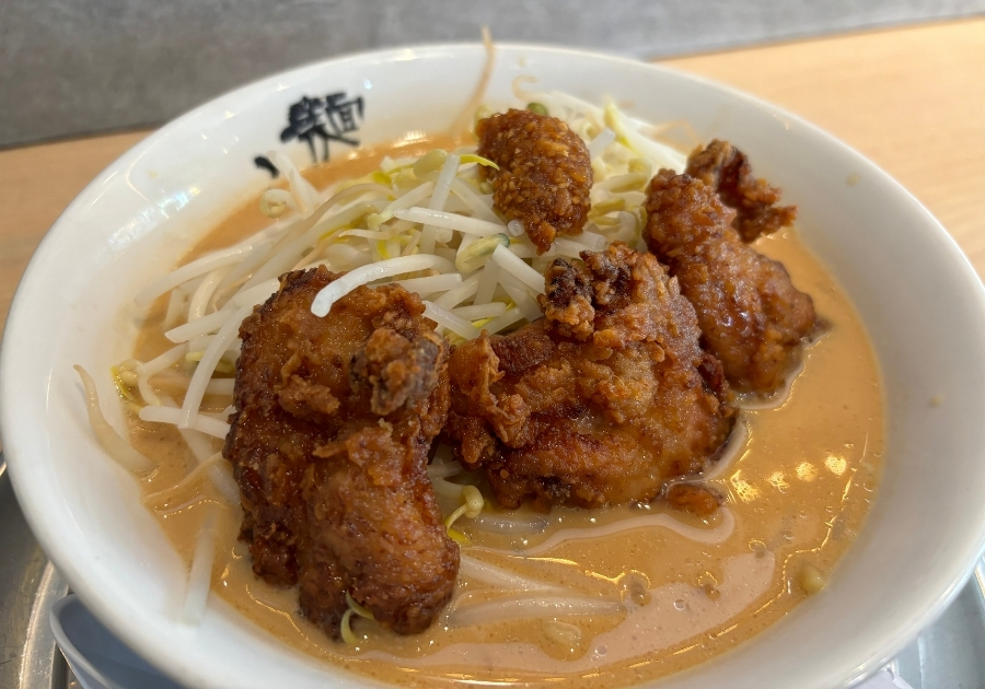 バンクーバー・ラーメンゴジローのボリューム満点な二郎系ラーメン。太麺と唐揚げ、もやしがのった人気の一杯。