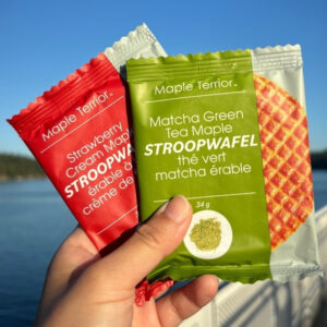 水辺で撮影された抹茶味とストロベリー味のMaple Terroirストロープワッフル