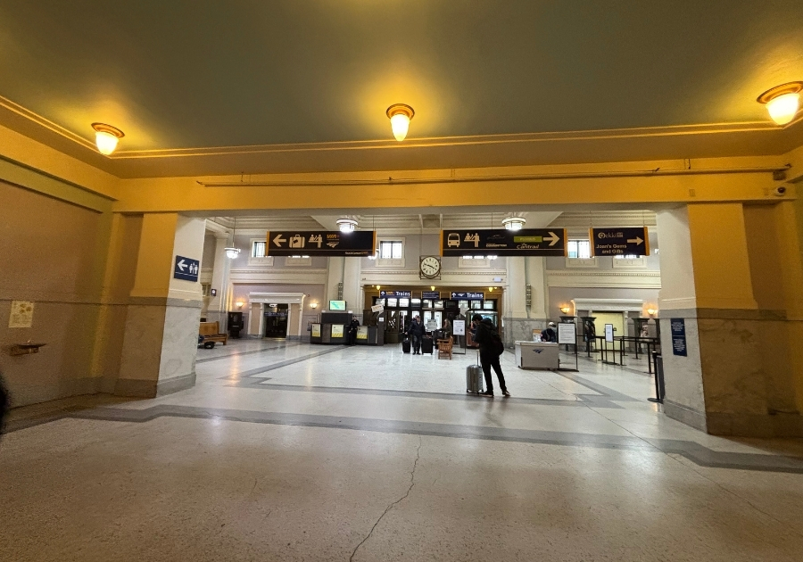 バンクーバーのメインストリートサイエンスワールド駅の近くにあるパシフィックセントラル駅の構内。シアトルへの電車アムトラックへ乗車する人々。