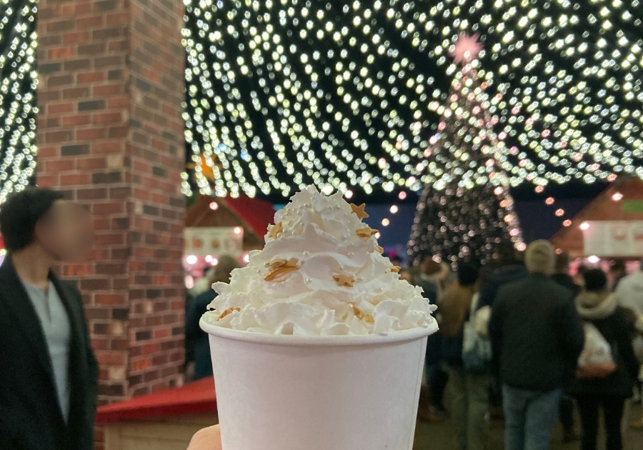 バンクーバーのクリスマスマーケットで販売されているホットチョコレート。カップいっぱいにホイップクリームが乗っている。