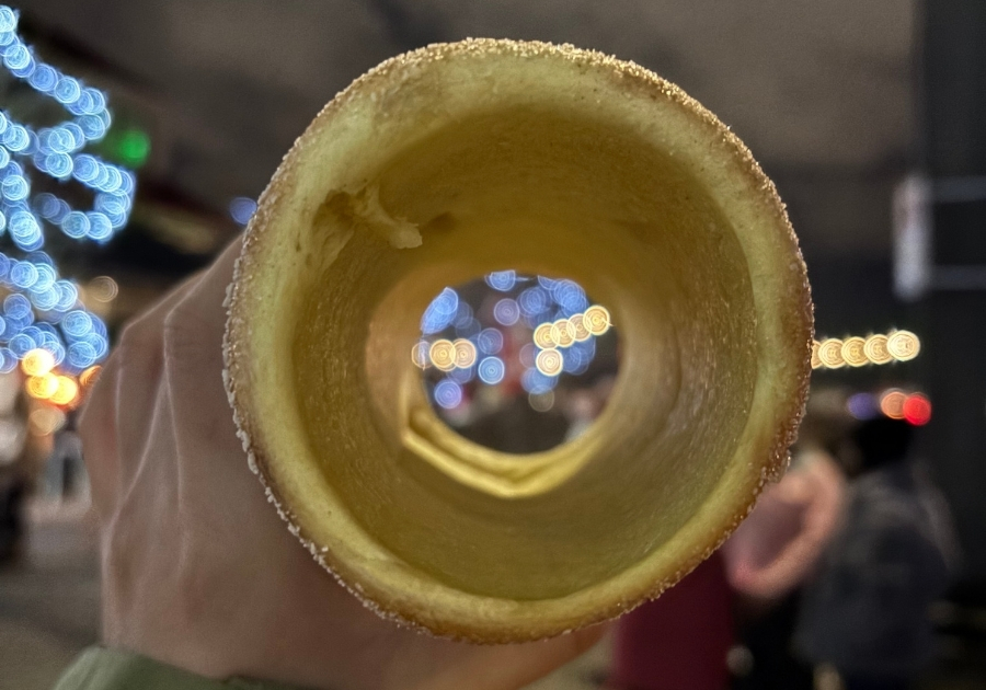 バンクーバーのクリスマスマーケットで販売されているチムニーケーキ。筒状で中が空洞の甘い焼き菓子。