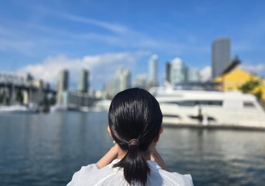 バンクーバーのグランビルアイランドで水辺を眺める後ろ姿の写真