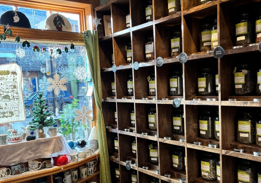 Banff Tea Co店内。多くの茶葉の瓶が並ぶ棚と、クリスマス装飾のある窓際。