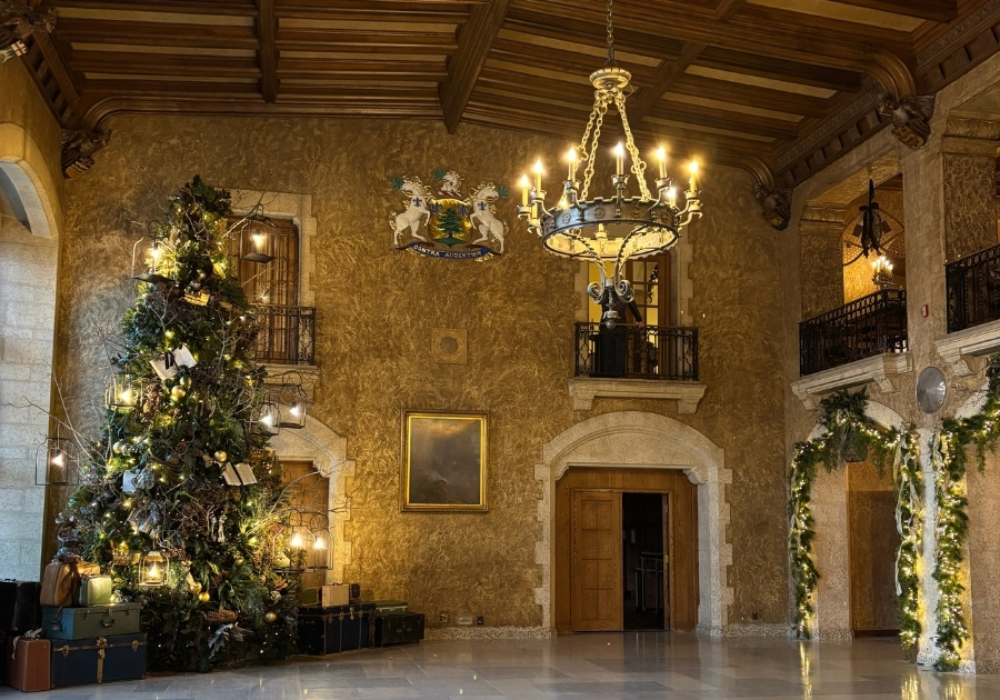 Fairmont Banff Springsホテルのロビー。クリスマスツリーとシャンデリアが飾られた歴史ある内装。