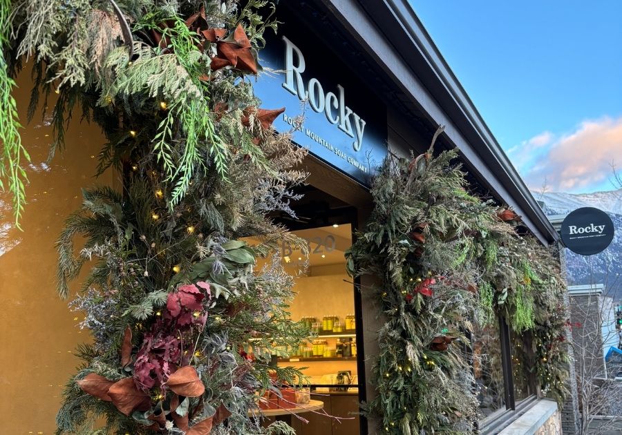 冬のRocky Mountain Soap Company外観。緑のガーランドとライトで装飾された店先の様子。