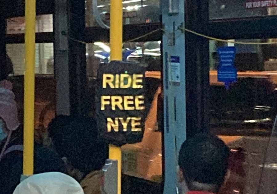 バンクーバーのバス車内に表示された「RIDE FREE NYE」のサイン。大晦日は公共交通機関が無料で利用できることを示している。
