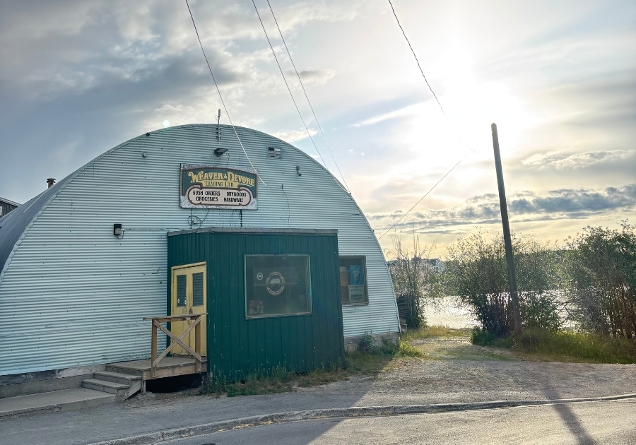 Weaver & Devore Trading Ltd のアーチ型の建物外観と夕陽に照らされた周辺の風景