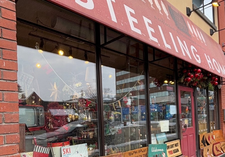 カルガリーの雑貨店Steeling Homeの外観。クリスマス装飾が施されたショーウィンドウと店頭の様子