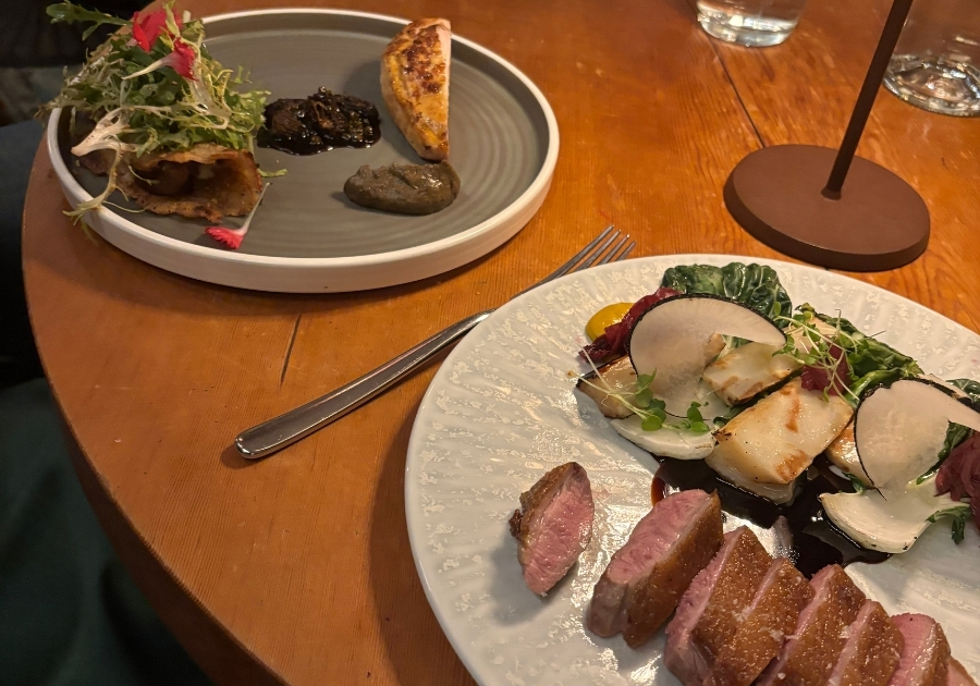 Nita Lake Lodge内レストランでのディナーコース。盛り付けが美しく、落ち着いた雰囲気で食事を楽しめる
